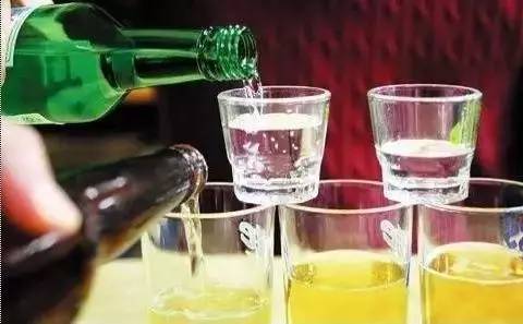 是喝啤酒容易醉還是喝白酒容易醉？這其實取決于人的心境