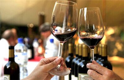 怎么持紅酒杯？喝紅酒怎么碰杯？