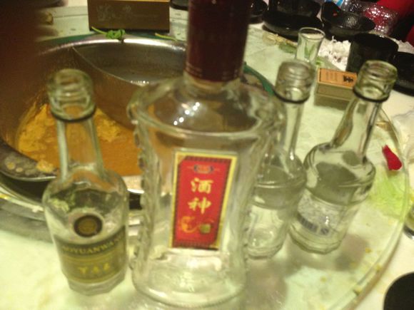 喝完白酒再喝啤酒有什么危害？啤酒跟白酒哪個危害大？