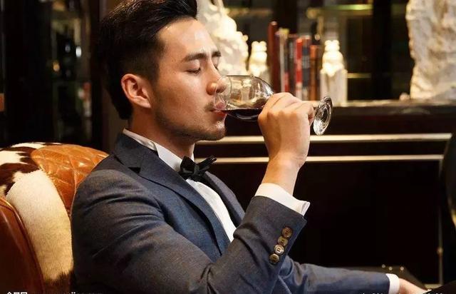 長期睡前喝紅酒的壞處是什么？晚上什么時間喝紅酒最好？