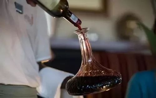 紅酒換瓶是什么意思？紅酒為什么要換瓶醒酒？