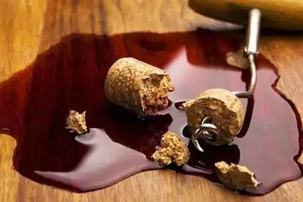 紅酒木塞發(fā)霉是什么原因？紅酒木塞發(fā)霉了還能喝嗎？