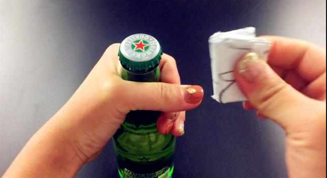 怎么空手打開啤酒瓶蓋？這幾個技巧可以學一下