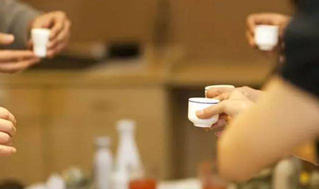 酒量和什么有關(guān)系？怎么提高的酒量？