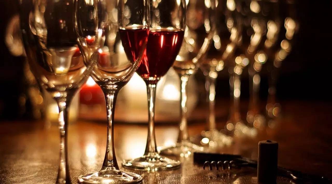 葡萄酒的保存年限最長多久？葡萄酒打開了可以放多久？
