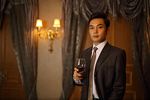 紅酒杯的正確持杯姿勢是怎樣的？如何正確的碰杯？