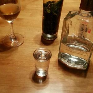 酒精過敏怎么引起的？酒精過敏吃什么緩解？