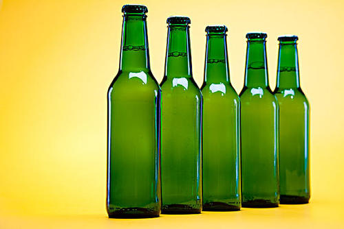 啤酒瓶為什么大多都是綠色的？綠色啤酒瓶成本更低。