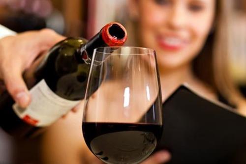 西方有什么倒酒的禮儀？倒酒有哪些禮儀講究？