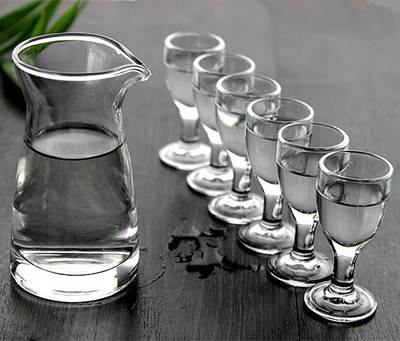 茅臺酒送的小酒杯有什么作用？喝白酒要用什么酒杯？