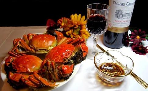 吃大閘蟹可以喝紅酒嗎？吃大閘蟹可以喝干白嗎？