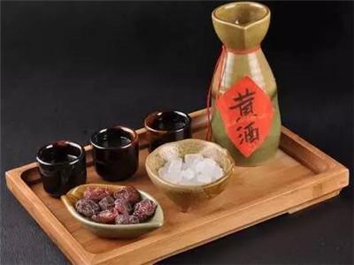 女人什么時(shí)候喝黃酒比較好？女人來月經(jīng)或者生小孩期間可以喝黃酒嗎？