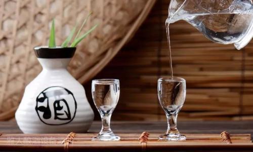 不同種類的白酒可以混著喝嗎？不同種類的白酒不建議混合喝。