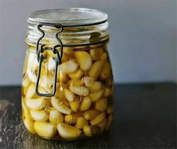 大蒜泡酒可以放冰糖嗎？可以治腳氣嗎？