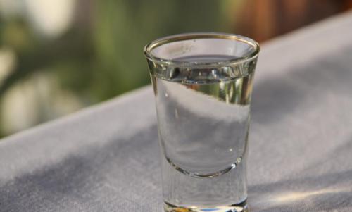 白酒是屬于寒性還是熱性？白酒屬于寒性食物。