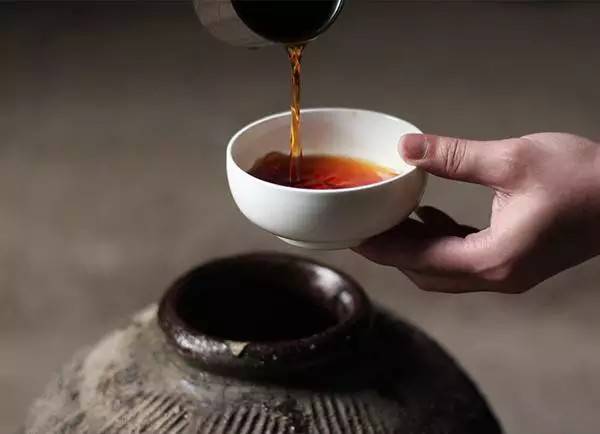 女人晚上喝黃酒好嗎？女人晚上喝黃酒的五大好處