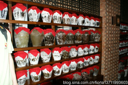 醬酒為什么要用瓷瓶裝？醬酒可以用透明玻璃瓶裝嗎？