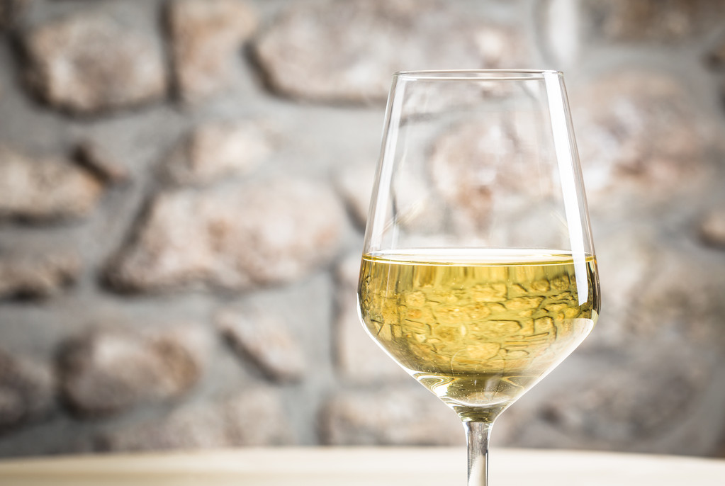 女人喝白葡萄酒有什么好處？女人喝白葡萄酒的5個好處