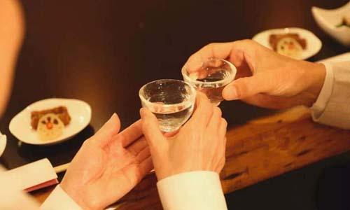 什么溫度下白酒口感比較好？如何正確的溫?zé)岚拙疲? width=