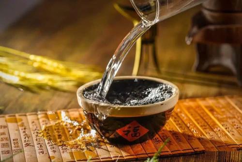 白酒和啤酒摻著喝有什么危害？白酒啤酒摻著喝容易患癌。