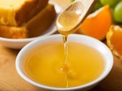 白酒加蜂蜜有什么功效？白酒加蜂蜜的比例是多少？