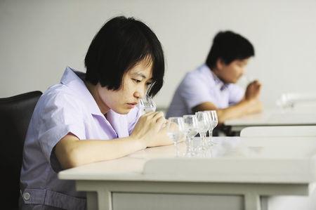 空杯聞香的方法是什么？如何通過空杯留香判斷白酒質量？