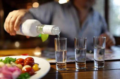 睡前喝白酒有利于睡眠嗎？睡前喝白酒有哪些害處?