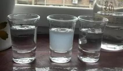 低度白酒產(chǎn)生渾濁的原因是什么？白酒有渾濁還可以喝嗎？