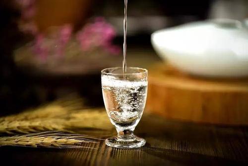 低度白酒是高度白酒加水嗎？高度白酒和低度白酒如何劃分？