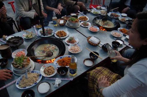 為什么喝白酒要吃菜喝洋酒不用吃菜？為什么喝洋酒要加冰塊？