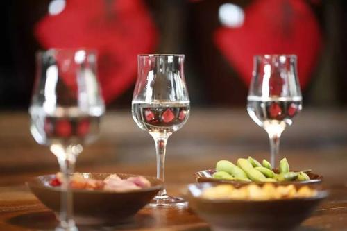 白酒和什么食物搭配相當于慢性自殺？喝白酒不能吃什么食物？