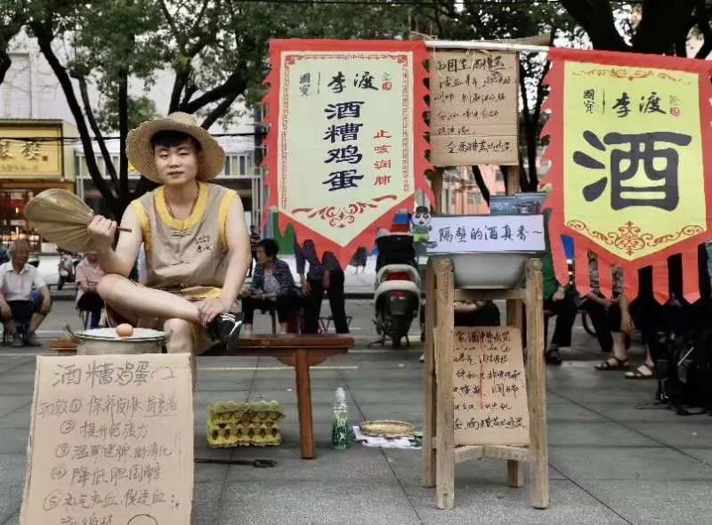 地?cái)偨?jīng)濟(jì)開放，酒業(yè)“練攤”你去了嗎？
