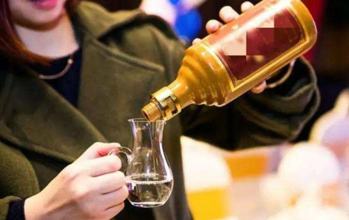 喝白酒口干、上頭的原因是什么？