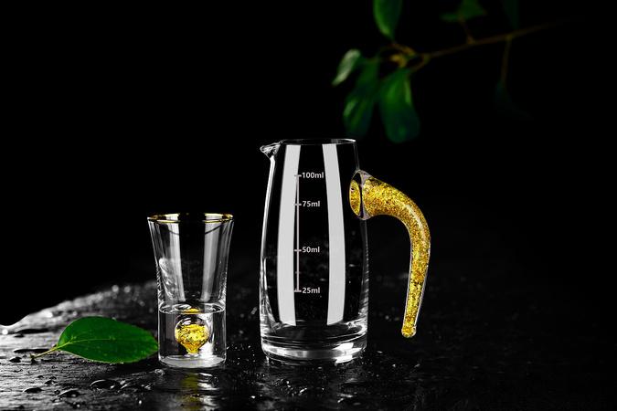 怎么端白酒杯(怎么端白酒杯是正規的)