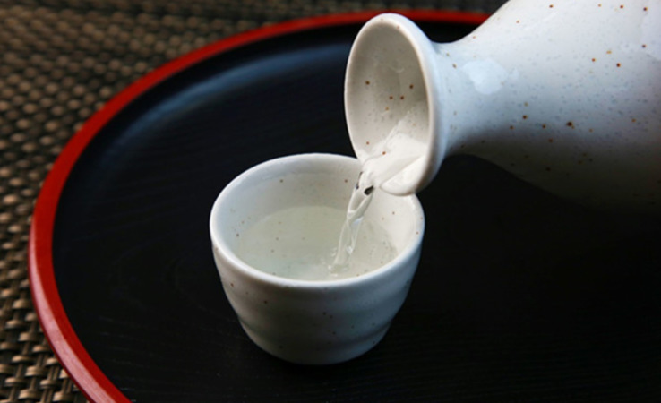 白酒會變黃是怎么回事(白酒發黃是怎么回事)