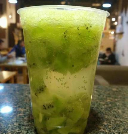 葡萄酒喝完嘴巴嘴唇會變黑(喝完葡萄酒嘴唇發黑)